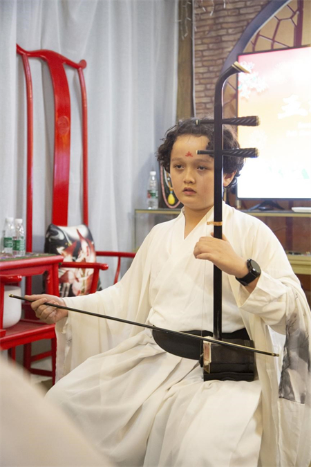 Wearing Hanfu, Making Mooncakes, and Experiencing Intangible Cultural Heritage: Families from Different Nations Celebrate Mid-Autumn Festival in Shenyang_fororder_图片6