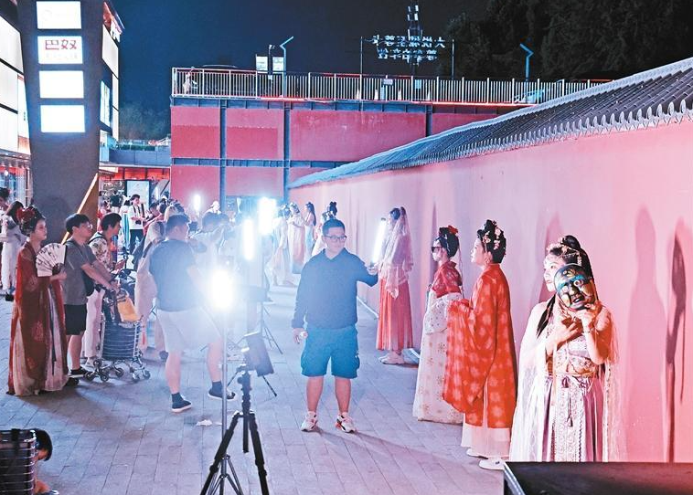 汉服夜拍点亮古城“潮”文化_fororder_微信图片_20231009090742