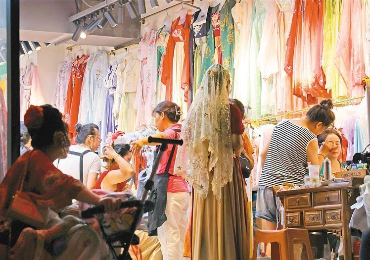 汉服夜拍点亮古城“潮”文化_fororder_微信图片_20231009090750