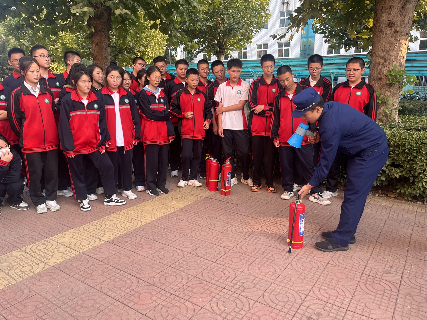 图片默认标题_fororder_满城区消防大队工作人员向学生介绍灭火器的使用方法 摄影 张芳