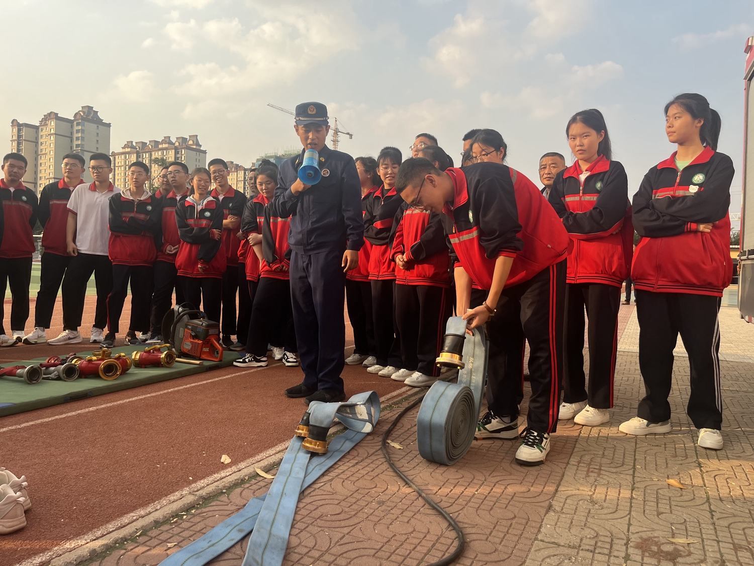 图片默认标题_fororder_学生体验消防水带的正确使用 摄影 李英