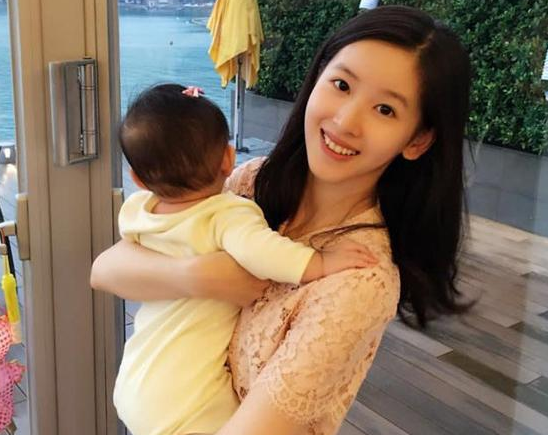 奶茶妹妹抱娃现身 产后开奶茶店不耽误带孩子