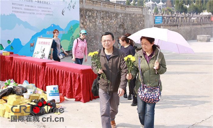 【CRI原創】【襄陽】鮮花換火燭 襄陽市民文明祭掃