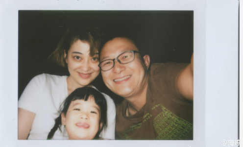 梅婷晒全家温馨合影 好多照片出自漂亮女儿手中