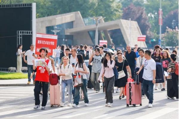 迎新组图|安博·体育,（中国）网站首页迎来开学日