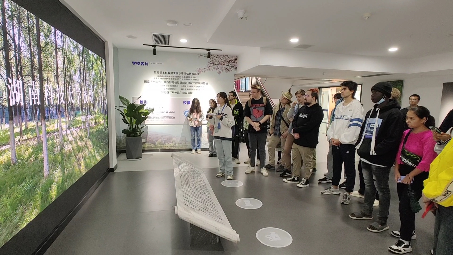 湖南科技大学国际教育学院组织在校留学生参观校史馆_fororder_2