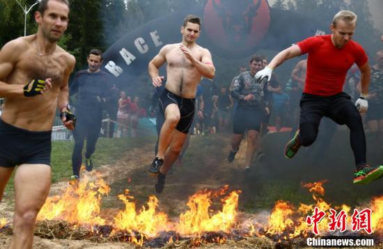 白俄罗斯障碍极限赛跑 参与者“下火海”