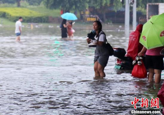 短时强降雨致三亚部分街道成“河”交通受阻