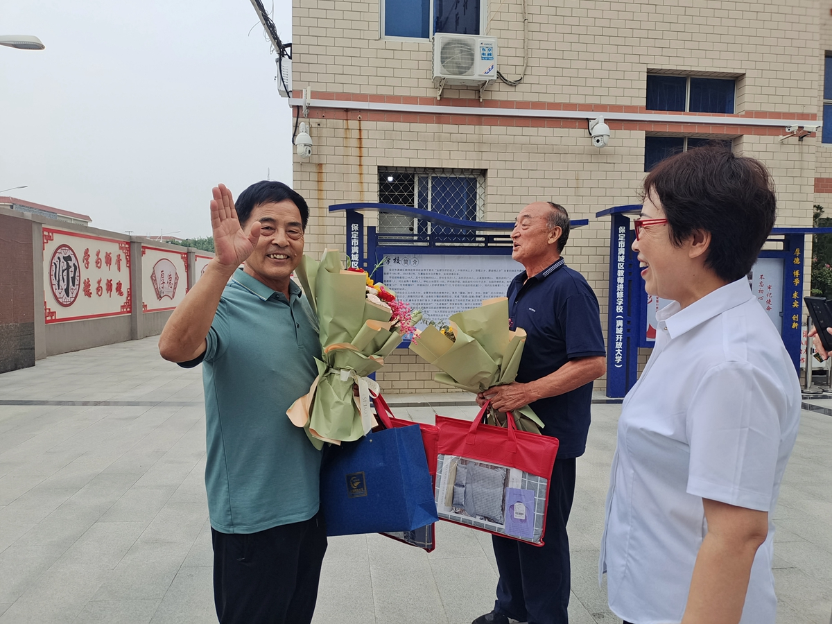 保定市满城区：躬耕杏坛映芳华 共叙桑榆庆佳节_fororder_满城区退休教师内心喜悦之情溢于言表 摄影 康小江
