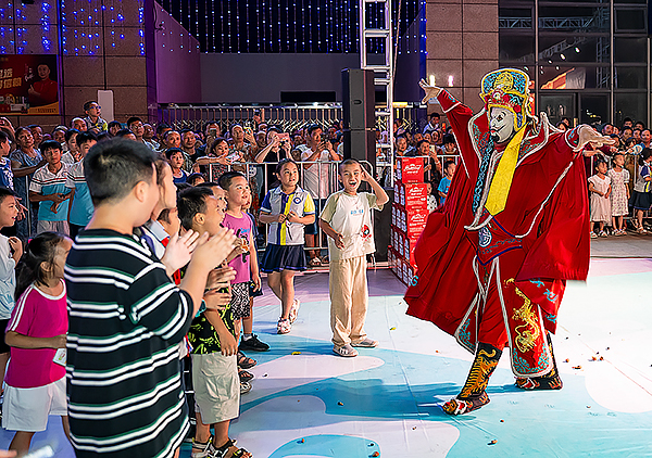 自贡沿滩：沿街里·嘻哈夜市点燃“夜经济”_fororder_4川剧变脸表演（摄影-廖志全）