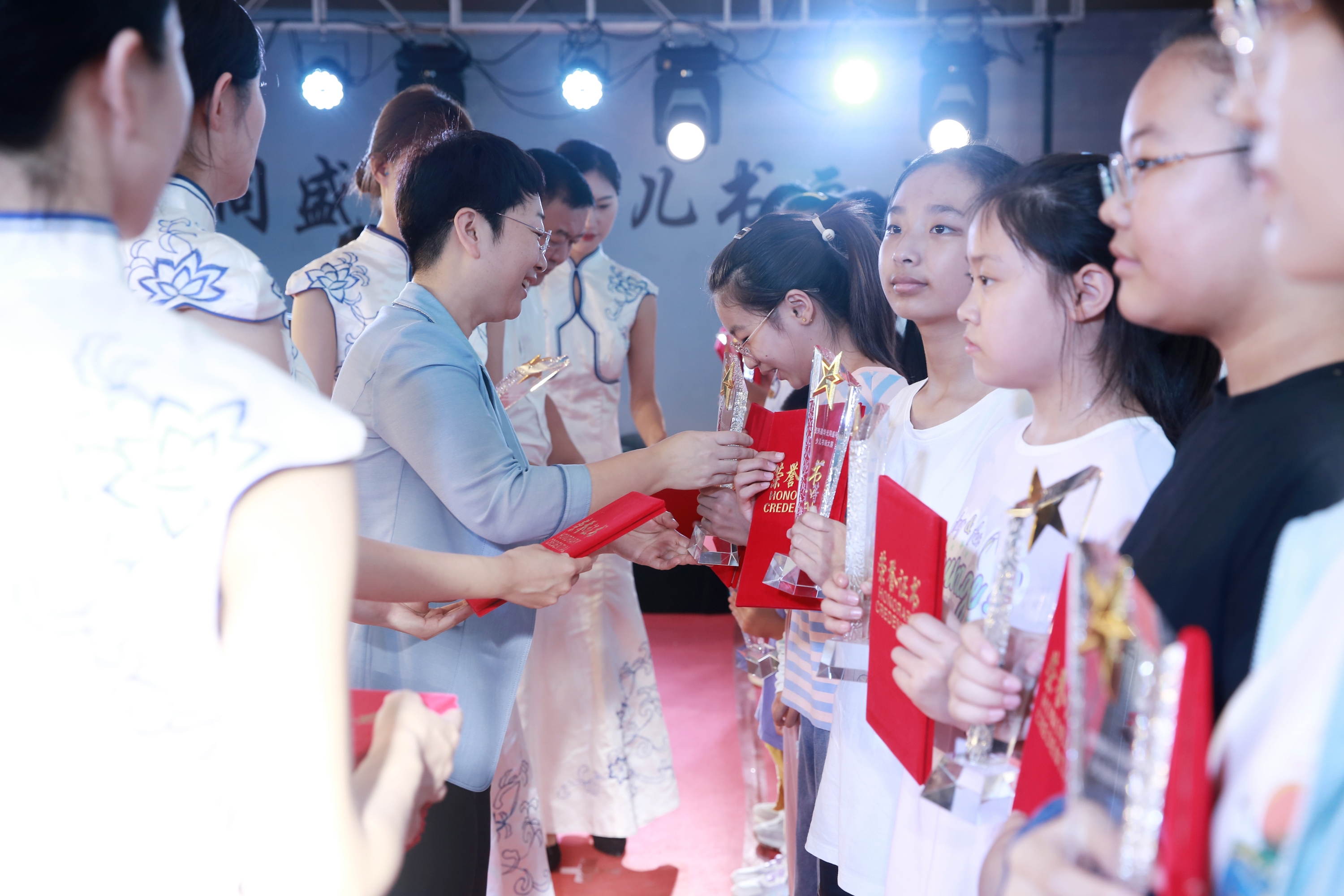 河北定兴： 数百佳作点亮少儿书画大赛_fororder_001.JPG