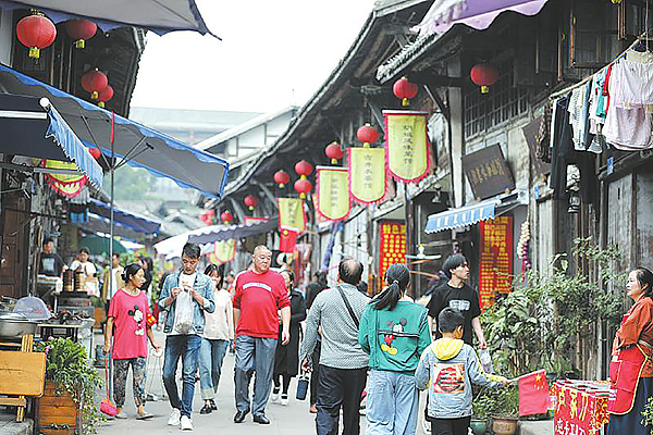 自贡沿滩区：文旅市场人气旺 假日经济活力足_fororder_仙市古镇吸引众多游客前来游玩