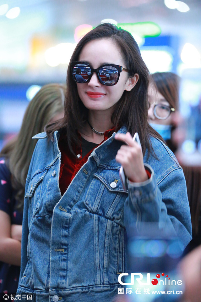 杨幂唇红肤白背爱马仕包 大秀美腿满屏少女风