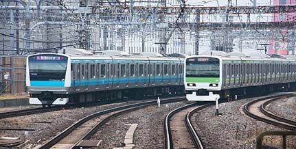 日本火车司机在路轨上小便 辩称去洗手间太耽误时间