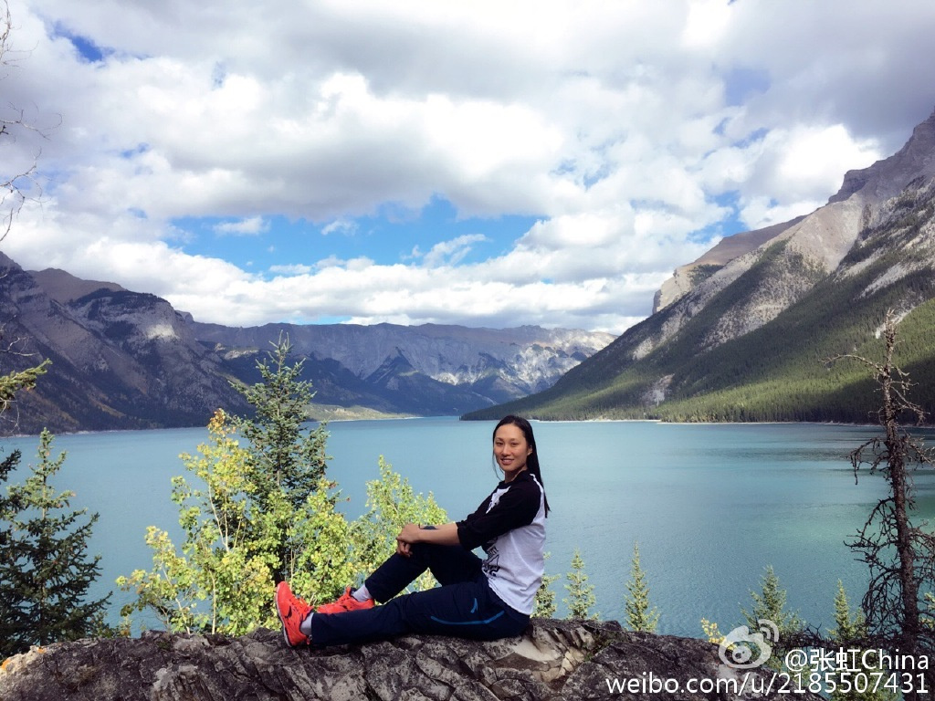 组图：中国速滑名将晒照 张虹坐林中小路笑开颜