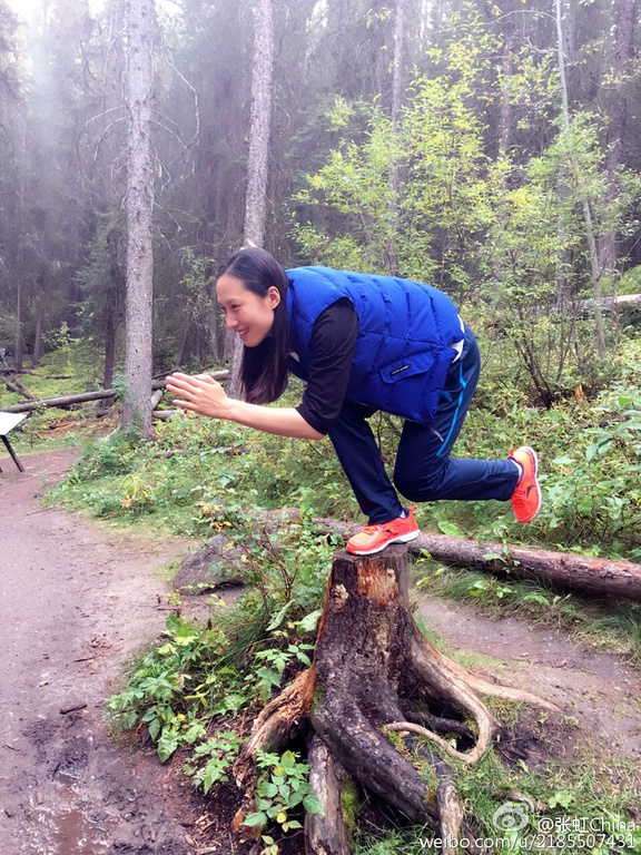 组图：中国速滑名将晒照 张虹坐林中小路笑开颜