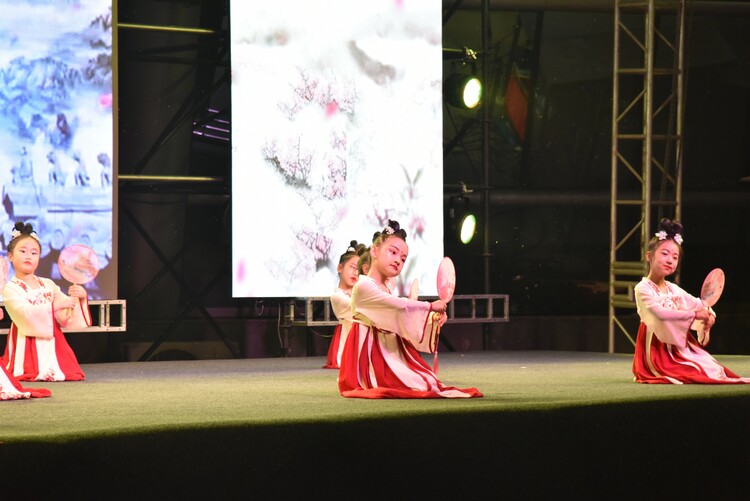 裕华区举办第五届群众文化艺术节_fororder_小朋友们表演舞蹈《胭脂妆》