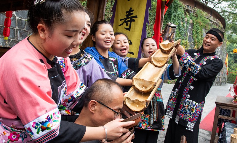 湖南：苗家山寨锣鼓喧天 特色民俗表演迎八方游客