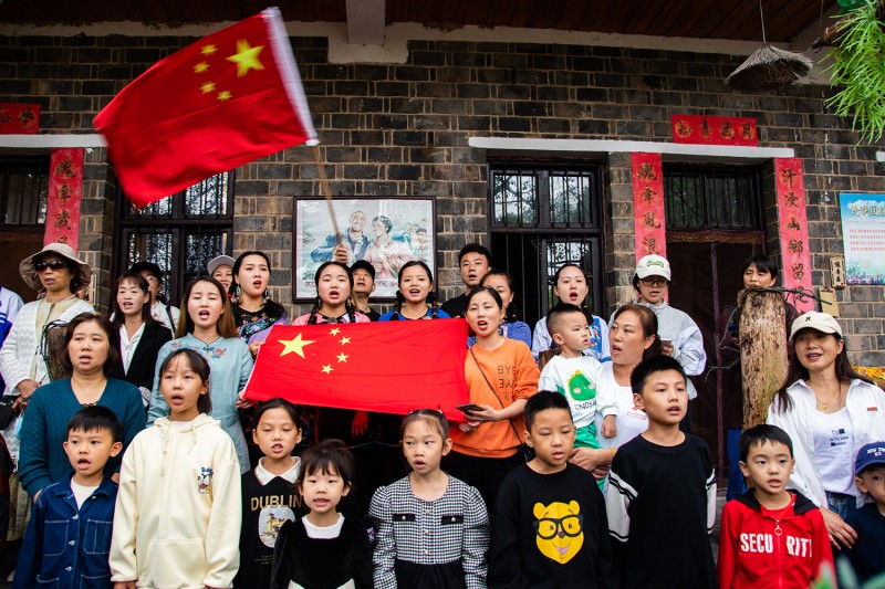 湖南：苗家山寨锣鼓喧天 特色民俗表演迎八方游客