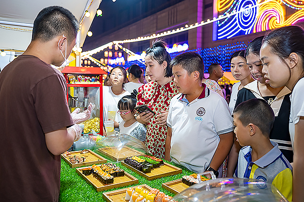 自贡沿滩：沿街里·嘻哈夜市点燃“夜经济”_fororder_5市民选购美食（摄影-廖志全）