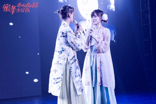 蜜蜂少女队学艺谢霆锋 中秋别样“蜜味”回馈粉丝