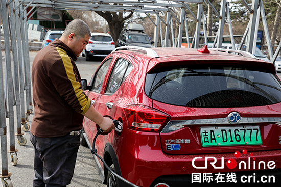 11【吉林】【原創】【CRI看吉林（標題）】【汽車物流（圖）】【關東黑土（長春）】【移動版（列表）】   汽車充電站現身長春新民廣場 市民可掃碼充電