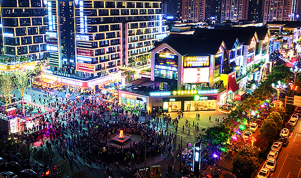 眉山仁寿：服务业向好发展 培育经济发展新动能_fororder_“双节”期间栖西里商业街区人流如织-供图-仁寿县委宣传部