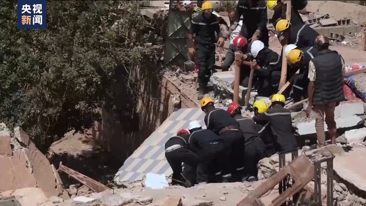 摩洛哥军方开设野战医院 民众积极为地震伤员献血