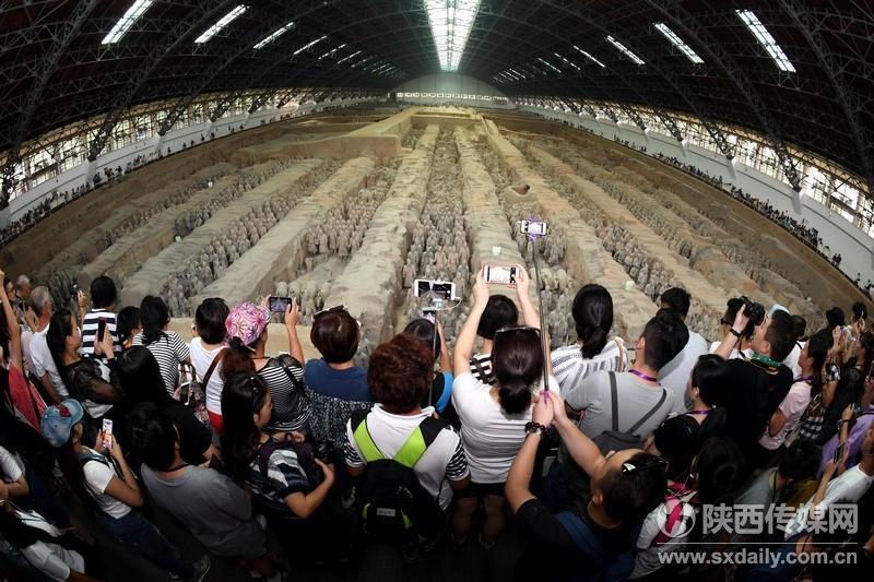 【焦点图  显示图在稿件最下方】中秋小长假：七万游客游览秦兵马俑博物院