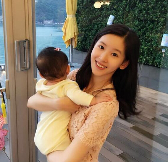 奶茶妹妹抱女出镜 为人妻为人母依然少女感十足