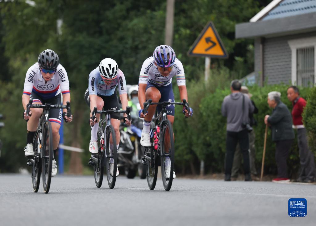 2023年环崇明岛国际自盟女子公路世界巡回赛在沪鸣枪