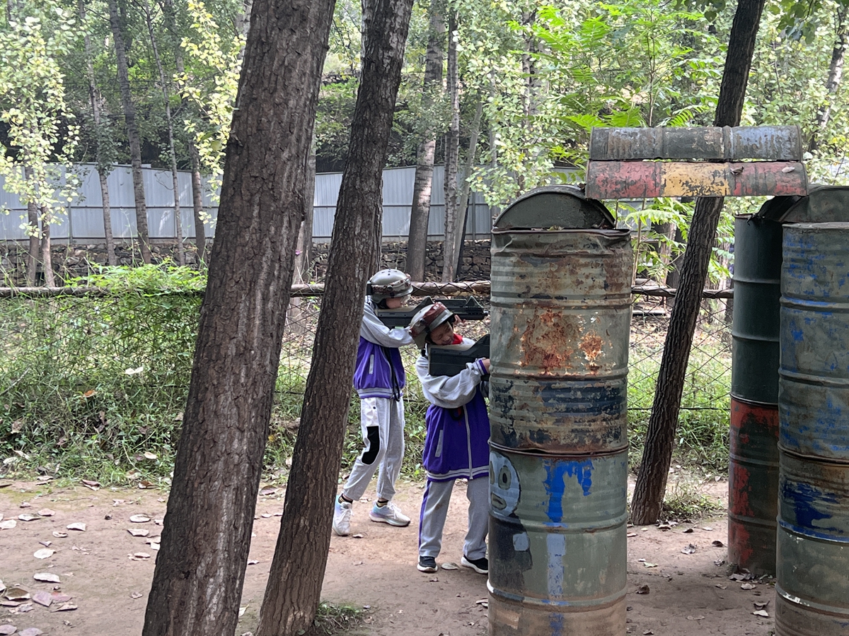 保定市满城区开展“向阳而生 挑战自我”研学活动_fororder_满城区第三实验小学学生体验真人CS游戏 摄影 阮征