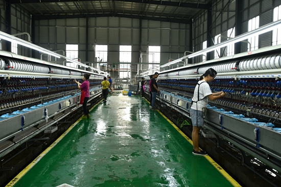 貴州羅甸：發展特色桑蠶産業 助農就業促增收_fororder_貴州絲緣絲綢科技有限公司繅絲車間