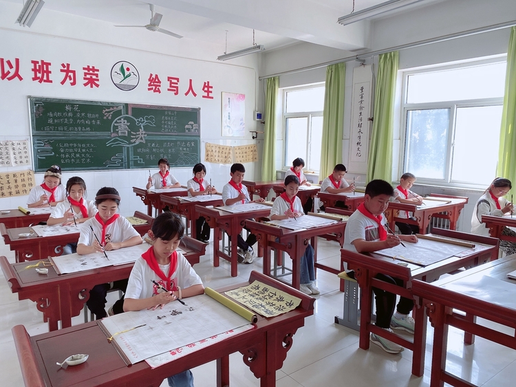 图片默认标题_fororder_书法社团学生在自由练习 摄影 张灿灿