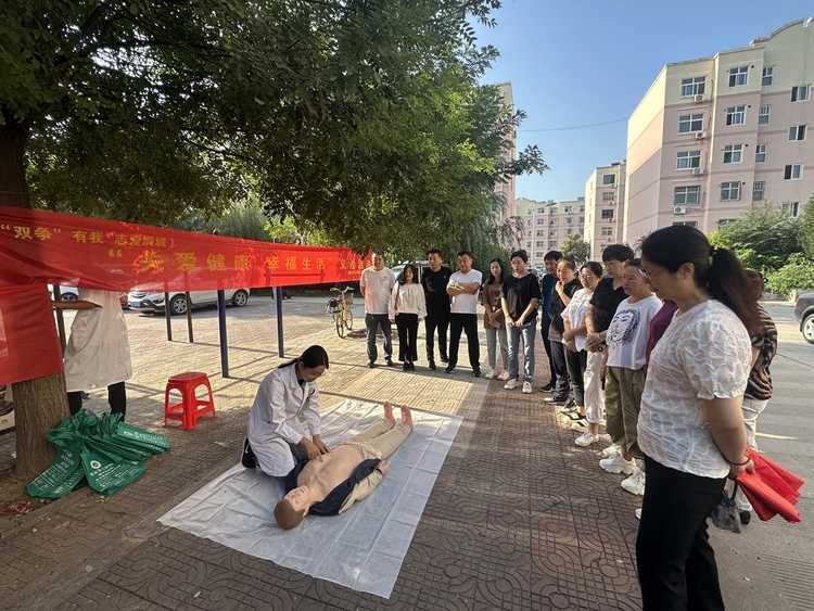 （原创）保定市满城区：敬老暖心进社区 志愿服务健康行_fororder_满城区医务人员为现场居民模拟心肺复苏术 摄影 薛艳娇