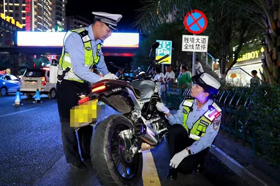 六盤水市公安交通管理局開展“飆車炸街”專項整治行動_fororder_交警1