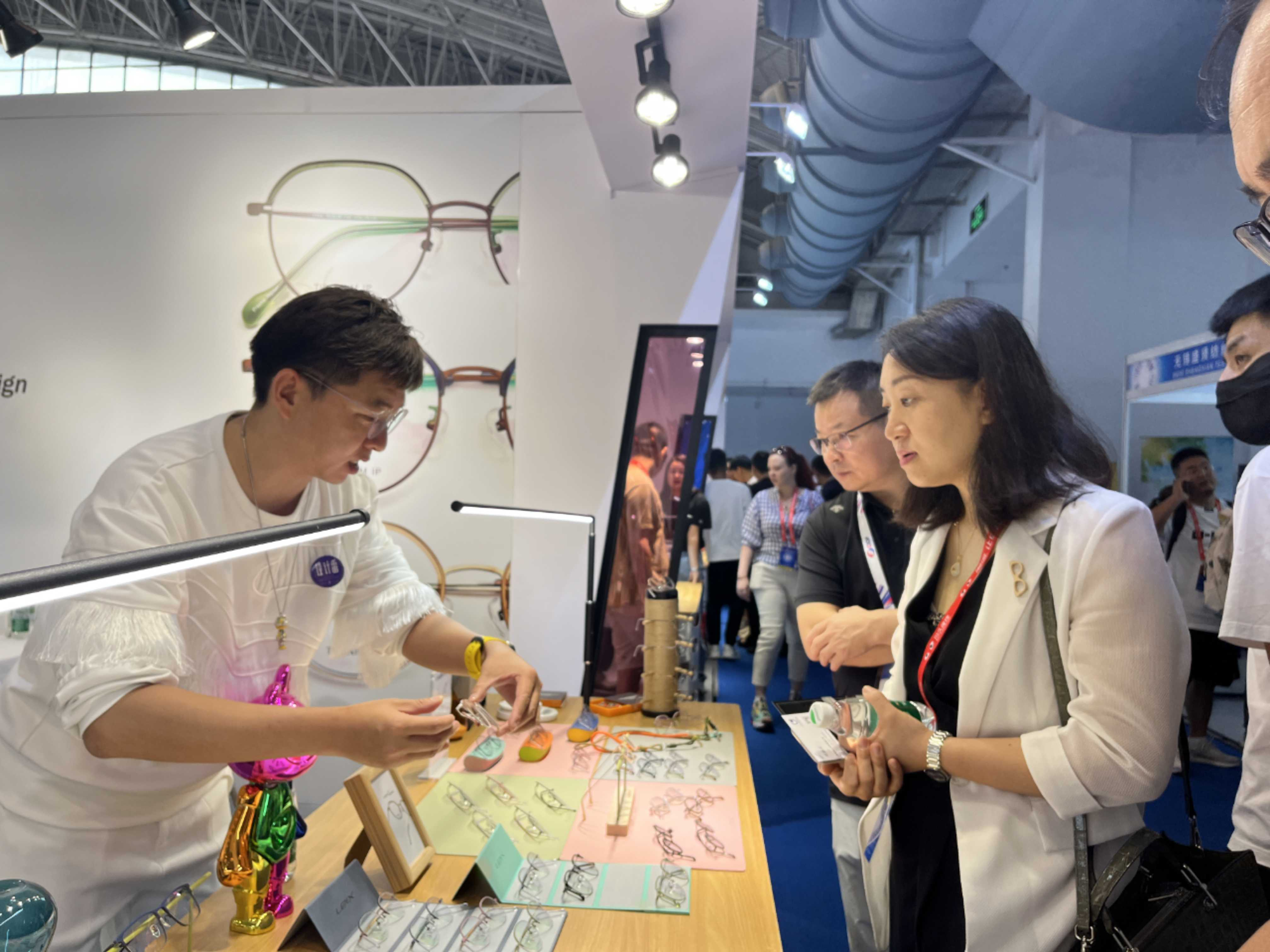 深圳横岗街道赴北京参加眼镜展 全力推介2023深圳眼镜设计大赛_fororder_图片1