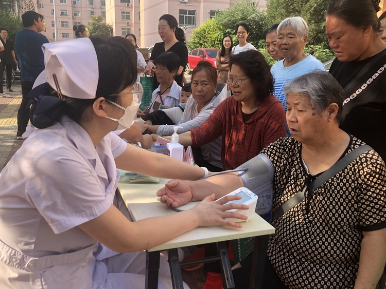 （原创）保定市满城区：敬老暖心进社区 志愿服务健康行_fororder_满城区医务人员义务为居民测量血压 摄影 袁野