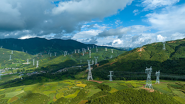 四川电网建昌至叙府500千伏输变电工程投运 攀西优化工程第一阶段完成_fororder_攀西电网500千伏建叙线航拍---供图-周毅