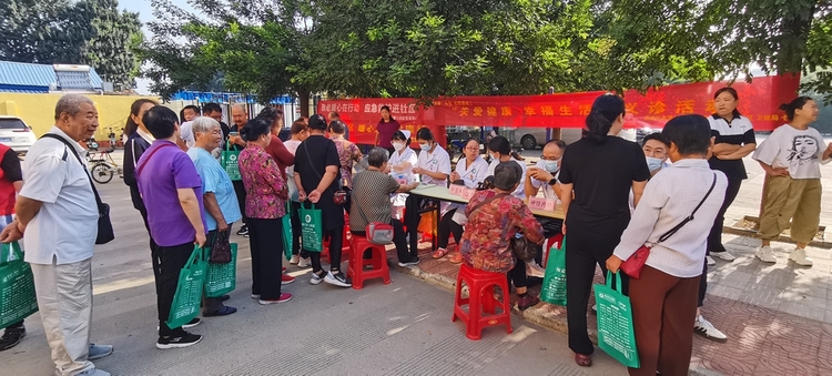 （原创）保定市满城区：敬老暖心进社区 志愿服务健康行_fororder_满城区卫健局组织健康义诊活动现场 摄影 韩震宇