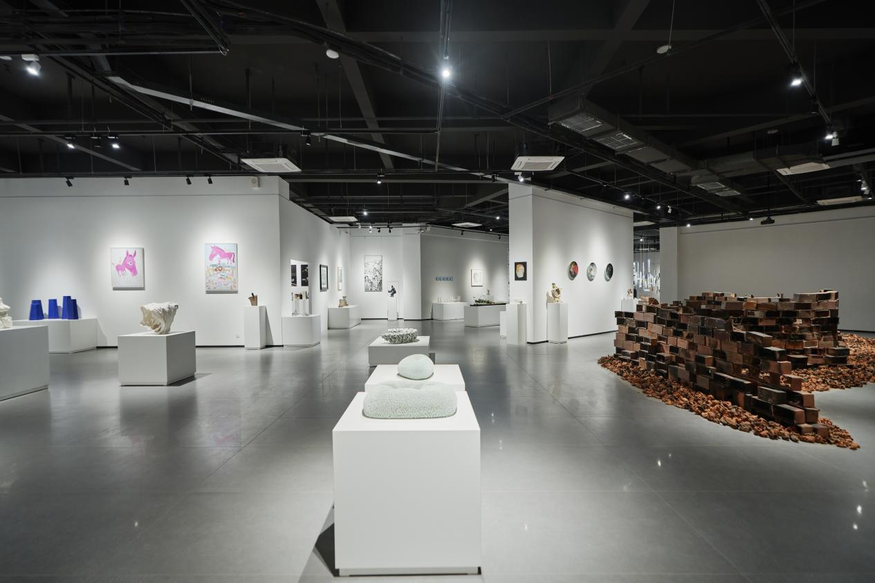 “陶院现象”——景德镇陶瓷大学艺术教育成就展在景德镇陶瓷大学开幕_fororder_图片3