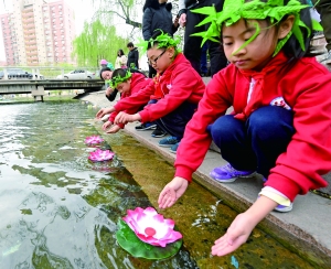 放河灯 祭英烈