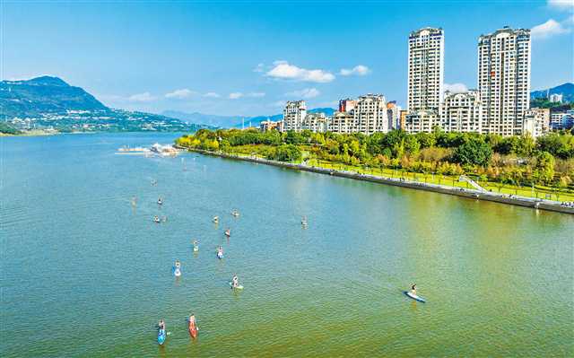 重庆开州： 碧水蓝天 摇桨游湖