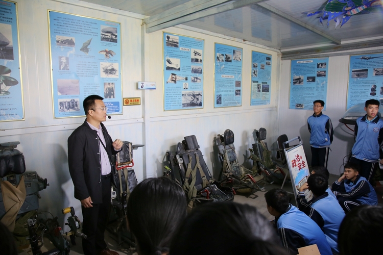 图片默认标题_fororder_满城区党校教师为学生讲解飞机构造原理 摄影 周伟.JPG