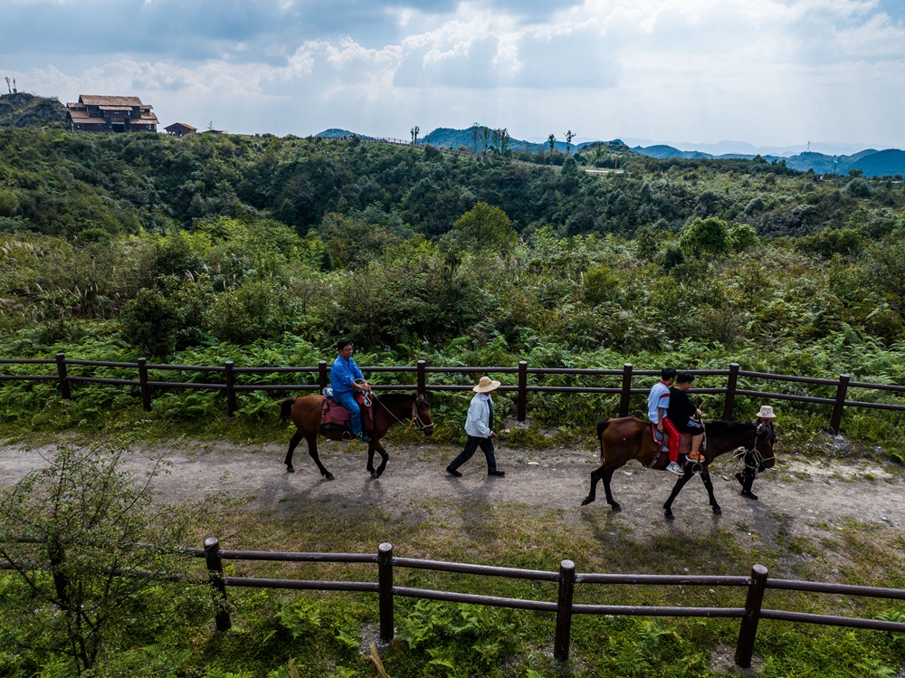 貴州畢節：建草原景點豐富山地旅遊_fororder_2023年9月2日，遊客在貴州省畢節市百里杜鵑管理區方家坪景區裏騎馬。 (2)