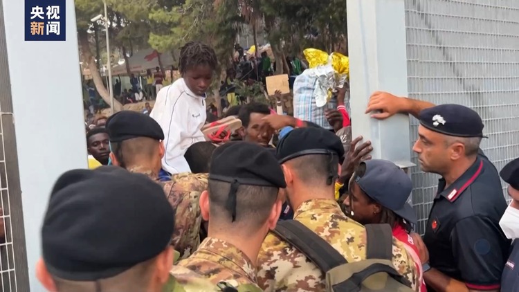 大批非法移民和难民涌入意大利兰佩杜萨岛 联合国难民署敦促尽快转移人员