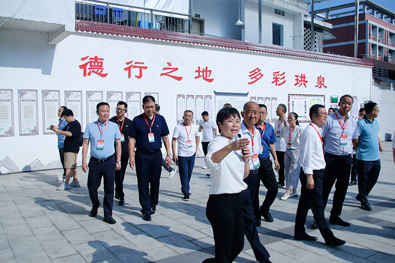 2023年四川省农村移风易俗主题宣传集中展演活动在宜宾举行_fororder_与会人员参观珙泉镇文化站-摄影-高学兵