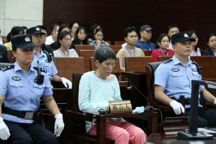 贵阳中院一审宣判“人贩余华英拐卖11名儿童”案：判处死刑