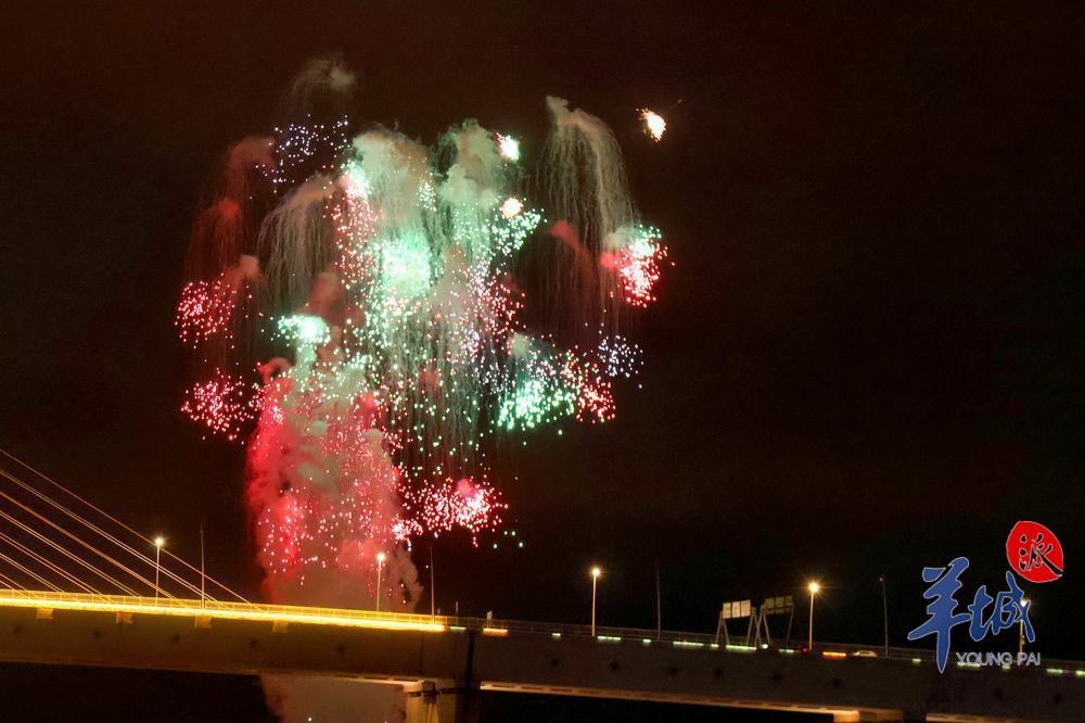 璀璨烟花照亮濠江两岸 “澳门国际烟花比赛汇演”绚丽回归_fororder_78CF793E-56B4-461F-BF1A-219F4EE6A543