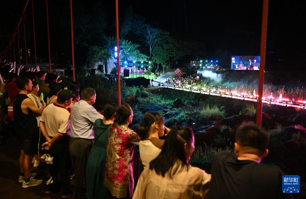 海南五指山：大山里的时装“村秀”